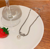 Elegant Korean Knot-Shaped Pearl Pendant Necklace for Women